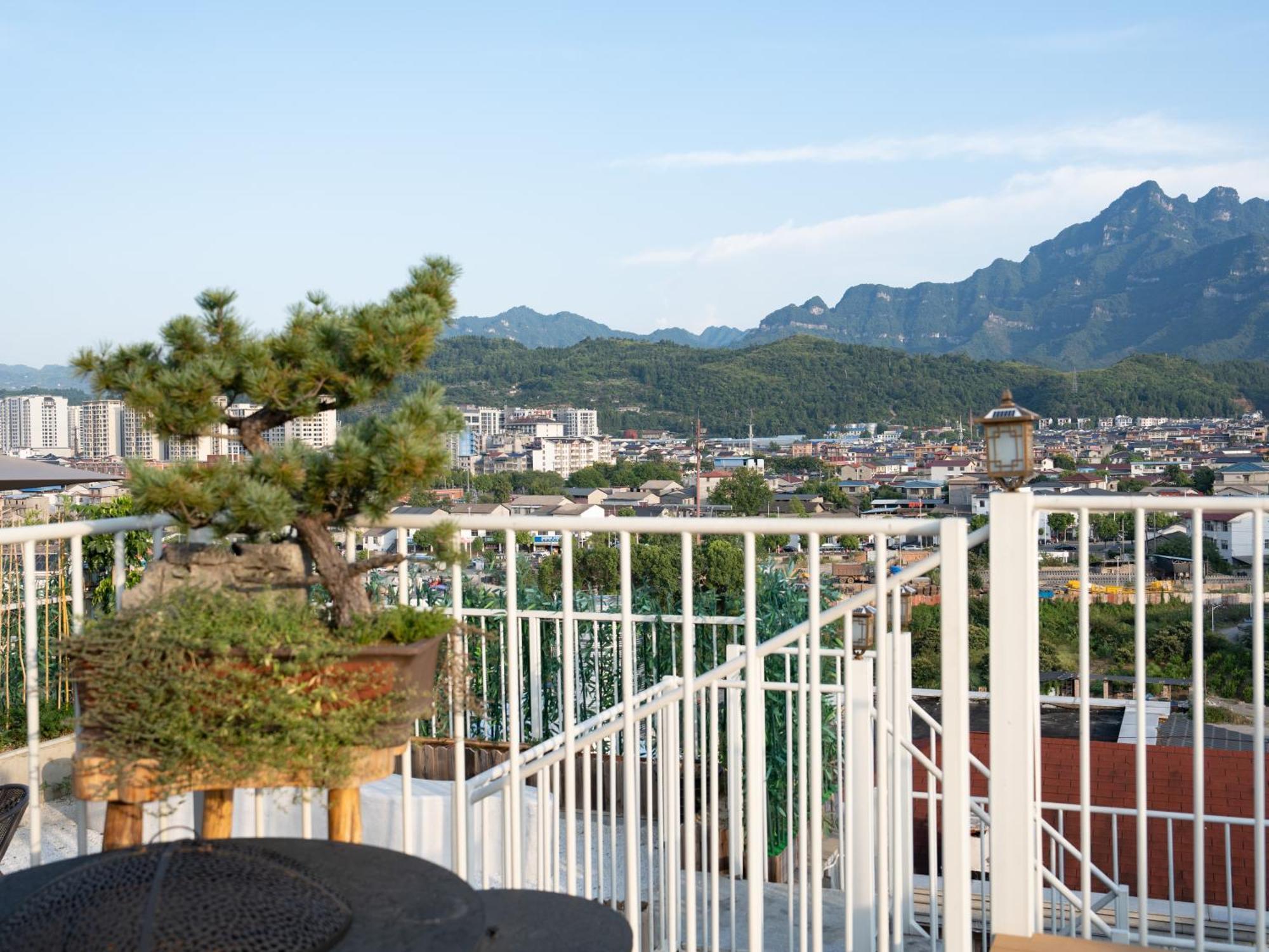 Patio Spring Holiday Inn -- Free Round Trip Pick-Up Service --Panoramic View Of Tianmen Mount زانغجياجي المظهر الخارجي الصورة