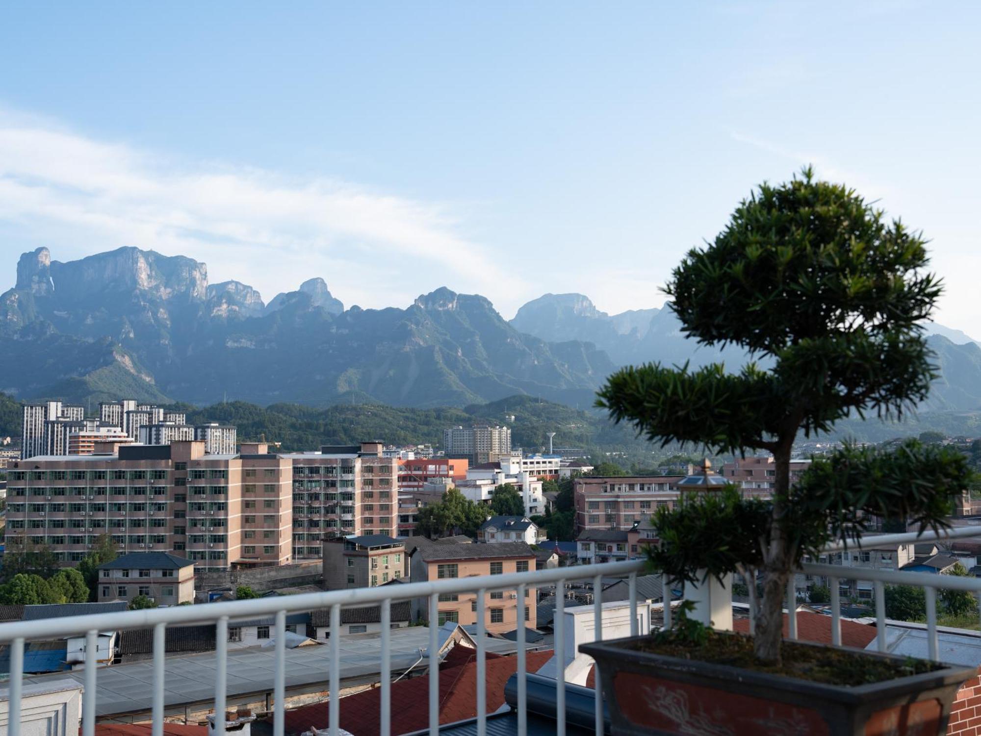 Patio Spring Holiday Inn -- Free Round Trip Pick-Up Service --Panoramic View Of Tianmen Mount زانغجياجي المظهر الخارجي الصورة