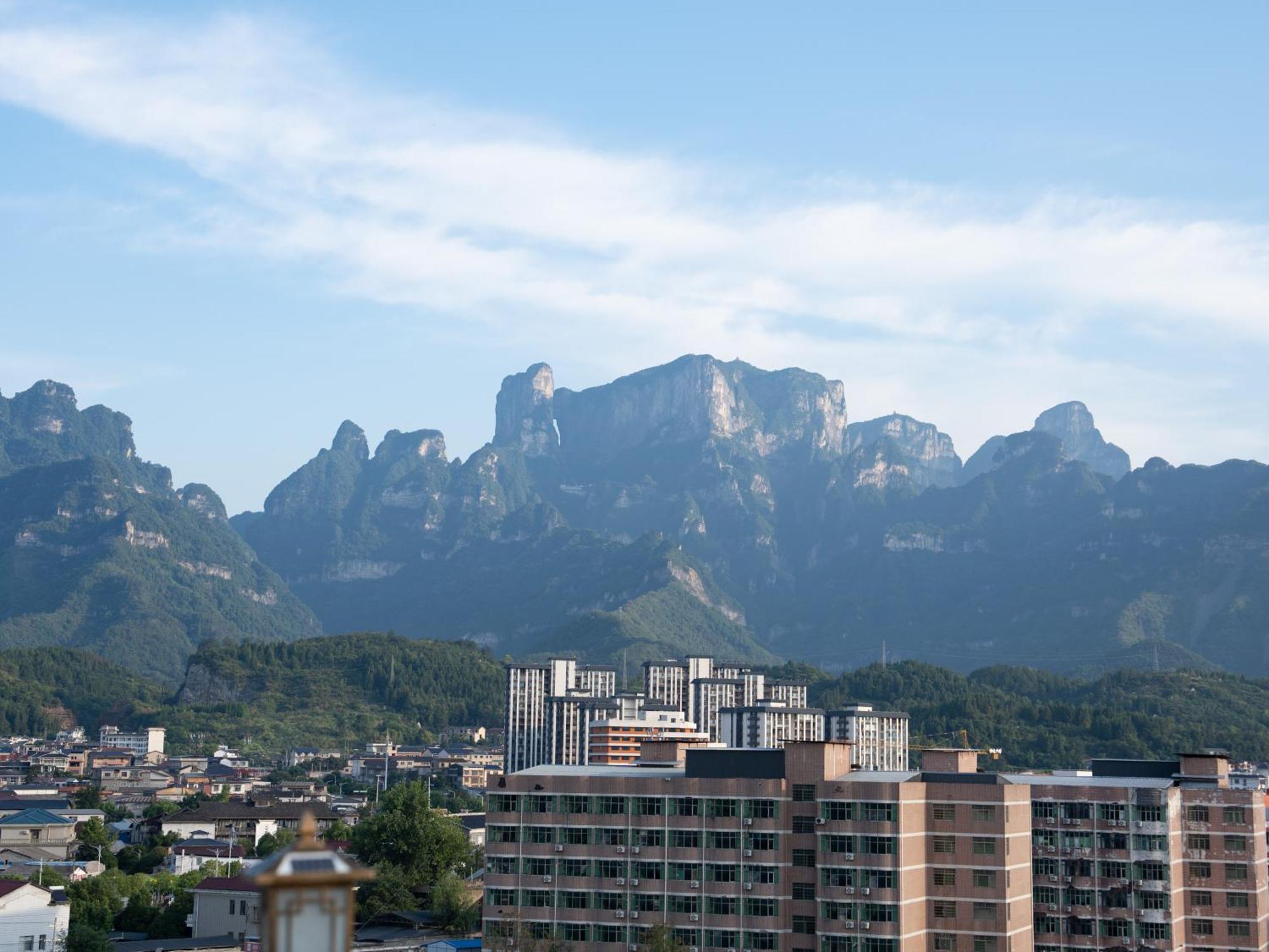 Patio Spring Holiday Inn -- Free Round Trip Pick-Up Service --Panoramic View Of Tianmen Mount زانغجياجي المظهر الخارجي الصورة